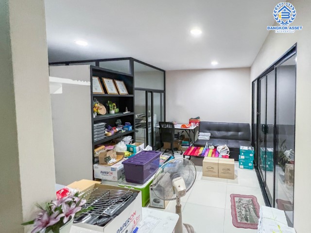 *****ทาวน์โฮมมือสองย่านนนทบุรีฯ ม.บ้านกลางเมือง รัตนาธิเบศร์ เนื้อที่กว้าง 18.10 ตร.ว. บ้านสไตล์ home office หน้าบ้านไม่ชนกับใคร พร้อมฟังก์ชัน 3 ห้องนอน 3 ห้องน้ำ ที่จอดรถ 2 คัน บนทำเลแห่งการเดินทาง ใกล้รถไฟฟ้าสายสีม่วง "สถานีบางกระสอ" และทางด่วน "ศรีรัช"